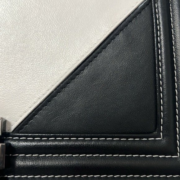 Medium Boy Chanel Bag Bi-Color Smooth Bag - Picture 12 of 16